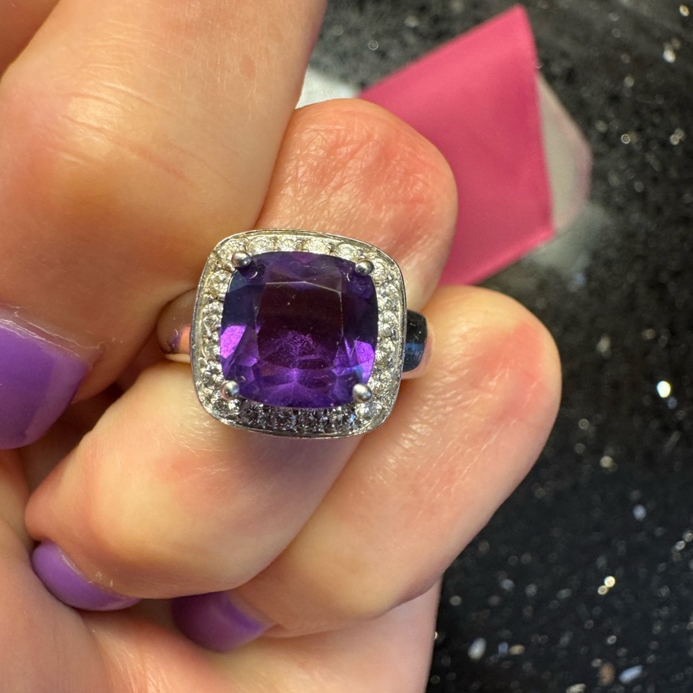 STUNNING Amethyst / Diamond Ring w/14k gold
( original receipt included )